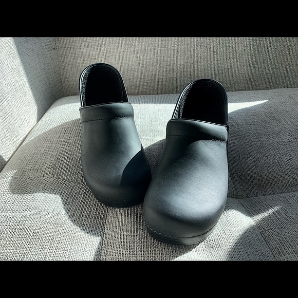 Dansko Shoes - Dansko: Professional Black Oiled Size 40 EU / 9.5-10 W US Medium, Never Worn